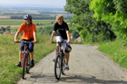 Cyklisté na cyklystické akci putování krajem kvetoucí révy